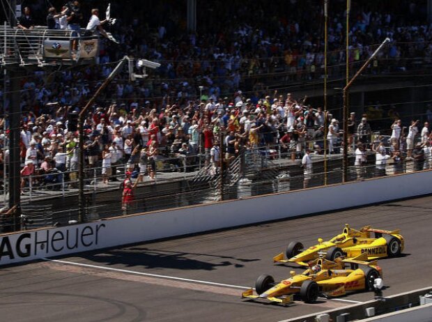 Zieleinlauf beim Indy 500 2014: Ryan Hunter-Reay siegt vor Helio Castroneves Zieleinlauf beim Indy 500 2014: Ryan Hunter-Reay siegt vor Helio Castroneves