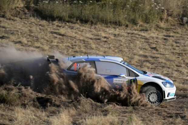 ~Sebastien Ogier (Volkswagen) wirbelt mächtig Staub auf~ ~Sebastien Ogier (Volkswagen) wirbelt mächtig Staub auf~