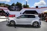 Entwicklungsvorstand Heinz-Jacob Neußer präsentiert den VW Golf R 400 