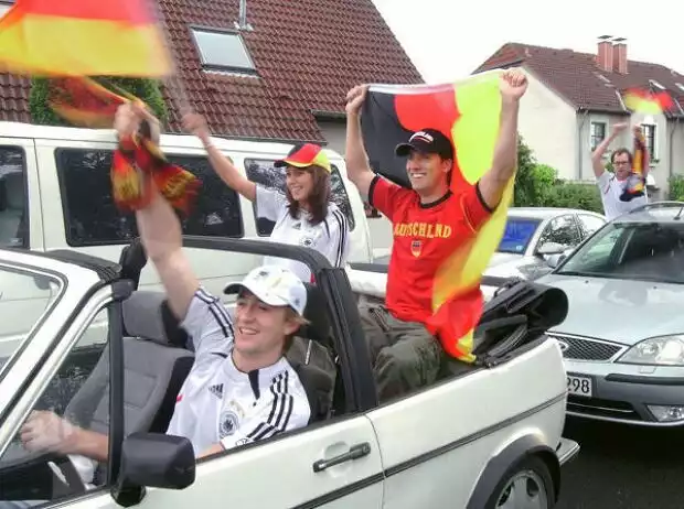 Titel-Bild zur News: Fußball-Fans-Autokorso