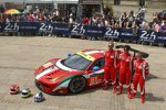 Das AF-Corse-Team bei der Technischen Abnahme