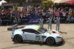 Das Aston-Martin-Team bei der Technischen Abnahme