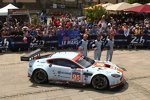 Das Aston-Martin-Team bei der Technischen Abnahme