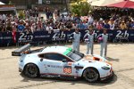 Das Aston-Martin-Team bei der Technischen Abnahme