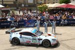 Das Aston-Martin-Team bei der Technischen Abnahme