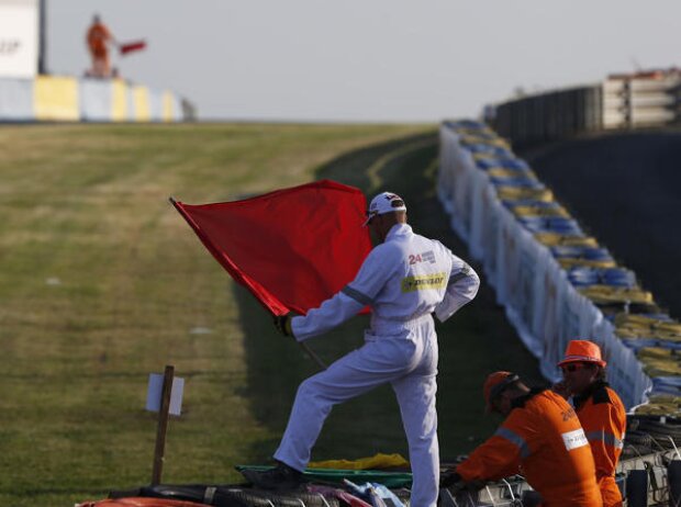 Titel-Bild zur News: rote Flagge Le Mans