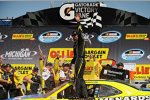 Paul Menard (Childress) jubelt in der Victory Lane