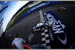 Jimmie Johnson (Hendrick) gewinnt das Quicken Loans 400