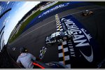 Jimmie Johnson (Hendrick) gewinnt das Quicken Loans 400