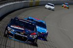 Dale Earnhardt Jr. (Hendrick) vor Aric Almirola (Petty) 