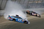 Aric Almirola (Petty) und Denny Hamlin (Gibbs) im Simultan-Drift