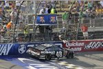 Jimmie Johnson (Hendrick) holt sich die Zielflagge