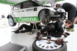 Die Skoda-Mechaniker tauschen das Getriebe