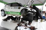 Die Skoda-Mechaniker tauschen das Getriebe