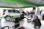 Die Skoda-Mechaniker tauschen das Getriebe