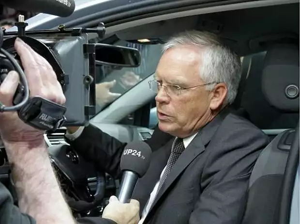 Titel-Bild zur News: Volkswagens Entwicklungschef Ulrich Hackenberg auf dem Autosalon Paris 2012