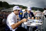 Valtteri Bottas (Williams) und Felipe Massa (Williams) geben Autogramme