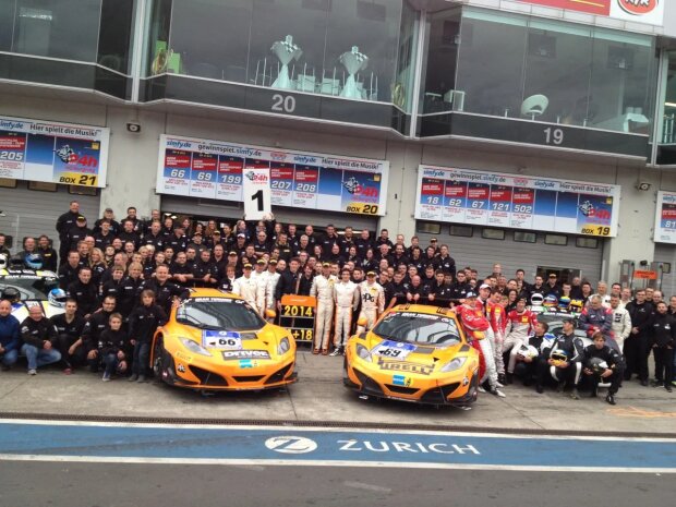  ~Freude beim Dörr-Team über die Pole-Position von Kevin Estre (McLaren)~ 