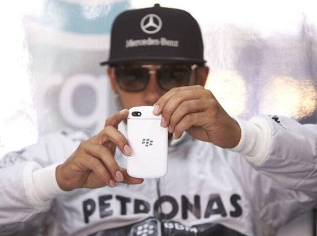 Titel-Bild zur News: Lewis Hamilton am Smartphine