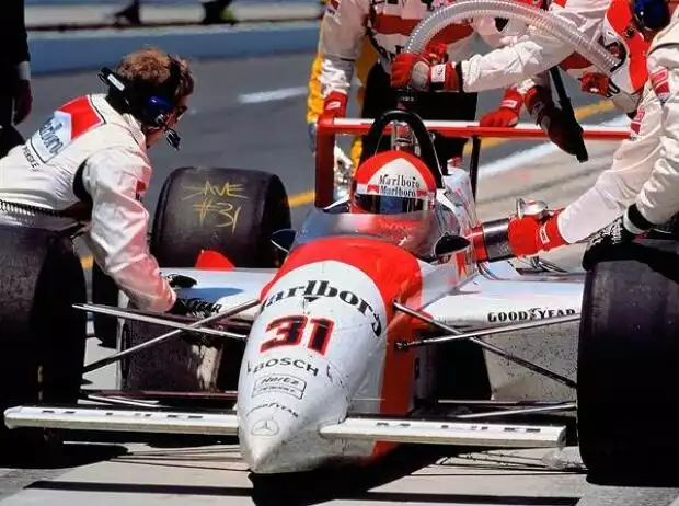 500 Meilen von Indianapolis, 29. Mai 1994. 79 Jahre nach Ralph de Palmas Sieg auf Mercedes gewinnt Al Unser jr. (Startnummer 31) auf Penske-Mercedes PC 23 das bedeutendste Motorsport-Ereignis der USA Titel-Bild zur News: 500 Meilen von Indianapolis, 29. Mai 1994. 79 Jahre nach Ralph de Palmas Sieg auf Mercedes gewinnt Al Unser jr. (Startnummer 31) auf Penske-Mercedes PC 23 das bedeutendste Motorsport-Ereignis der USA