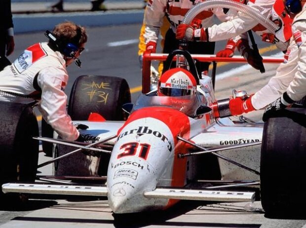 500 Meilen von Indianapolis, 29. Mai 1994. 79 Jahre nach Ralph de Palmas Sieg auf Mercedes gewinnt Al Unser jr. (Startnummer 31) auf Penske-Mercedes PC 23 das bedeutendste Motorsport-Ereignis der USA