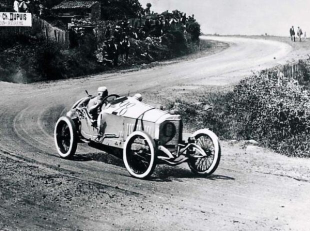 Christian Lautenschlager auf Mercedes Grand Prix Rennwagen beim Großen Preis von Frankreich bei Lyon am 4. Juli 1914 