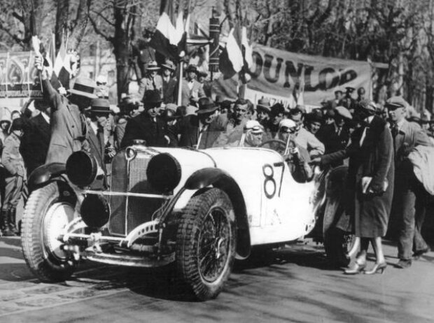 Der spätere Sieger Rudolf Caracciola auf Mercedes-Benz SSK beim Start zur Mille Miglia 1931