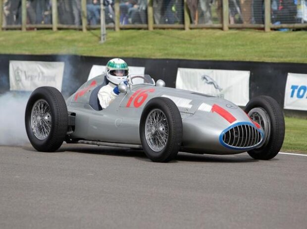 Mercedes-Benz Classic beim Goodwood Revival 2012. Paul Stewart im Mercedes-Benz W 165 (1939)