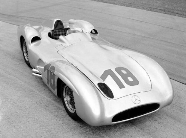 Mercedes-Benz Formel-1-Rennwagen W 196 R mit Stromlinienkarosserie (1955) Mercedes-Benz Formel-1-Rennwagen W 196 R mit Stromlinienkarosserie (1955)