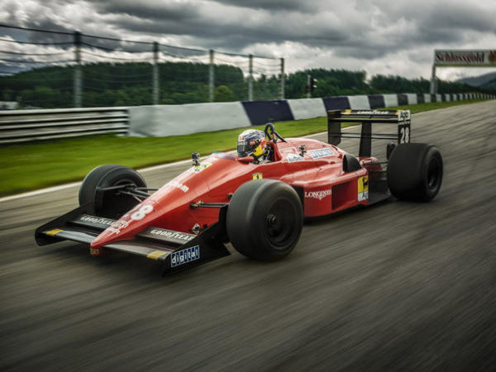 Sebastian Vettel in Gerhard Bergers Ferrari von 1988