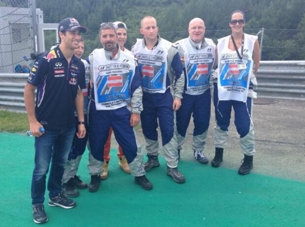 Daniel Ricciardo mit Streckenposten am Red-Bull-Ring Daniel Ricciardo mit Streckenposten am Red-Bull-Ring