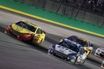 Brad Keselowski (Penske) und Joey Logano (Penske) dominieren