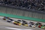 Joey Logano (Penske) und Brad Keselowski (Penske), Kyle Busch greift oben an