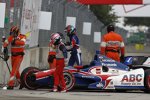 Takuma Sato (Foyt) steigt nach dem Unfall aus