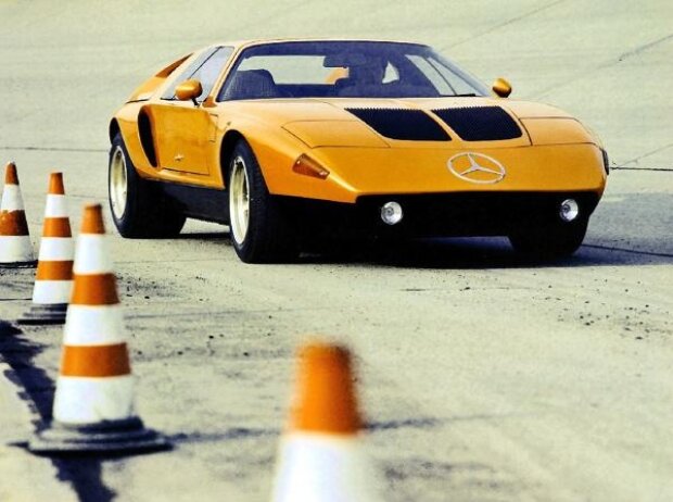 Mercedes-Benz Forschungsfahrzeug C 111-II mit Vierscheiben-Wankelmotor auf der Einfahrbahn in Untertürkheim, 1970.