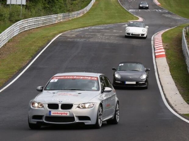 Verbessern Sie Ihre Fahrtechnik auf der härtesten Rennstrecke der Welt! Verbessern Sie Ihre Fahrtechnik auf der härtesten Rennstrecke der Welt!
