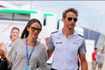 Jessica Michibata und Jenson Button (McLaren) 