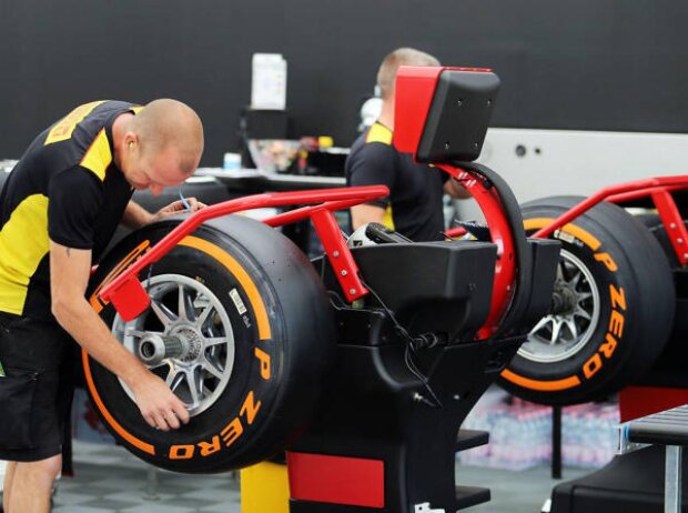 Titel-Bild zur News: Montage der harten Pirelli-Reifen