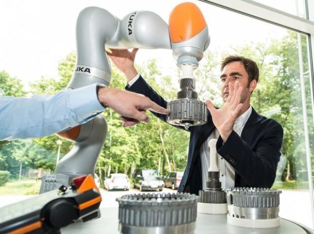 Zukunft des Autofahrens: Leichtbauroboter bei der Interaktion mit dem Menschen Zukunft des Autofahrens: Leichtbauroboter bei der Interaktion mit dem Menschen