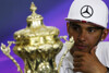 Bild zum Inhalt: Rätselraten in Silverstone: Hamilton und der Pokal