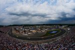 Race-Action unter bewölktem Himmel in Loudon