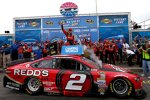 Brad Keselowski (Penske) in der Victory Lane