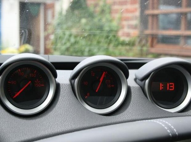 Nissan 370 Z Roadster: Anzeigen Öltemperatur, Batteriespannung und Uhrzeit erinnern uns ein wenig an halbe Eierbecher Nissan 370 Z Roadster: Anzeigen Öltemperatur, Batteriespannung und Uhrzeit erinnern uns ein wenig an halbe Eierbecher