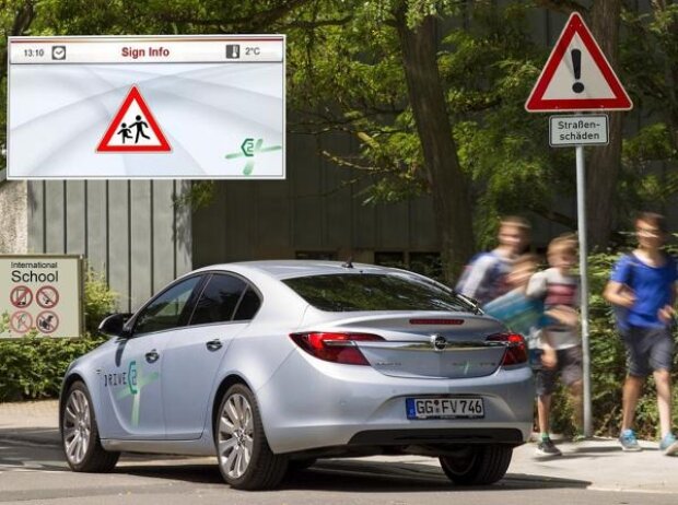 Titel-Bild zur News: Opel nahm mit einen speziell ausgestatteten Insignia am Forschungsprojekt "Drive C2X" teil: Getestet wurde unter anderem die Übertragung von Verkehrszeichen-Informationen