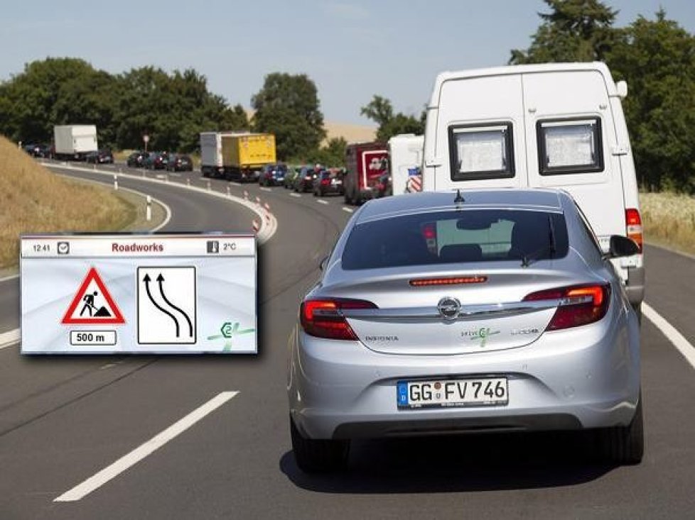 Opel nahm mit einen speziell ausgestatteten Insignia am Forschungsprojekt "Drive C2X" teil: Getestet wurden unter anderem Funktionen zur Baustellen- und Stauwarnung