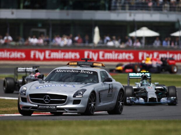 Nico Rosberg hinter dem Safety-Car