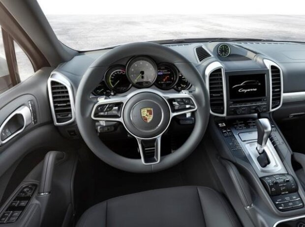Cockpit des Porsche Cayenn S E-Hybrid 