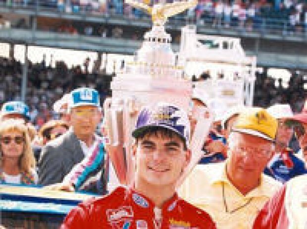 1994: Jeff Gordon gewinnt das erste Brickyard 400 der Geschichte 1994: Jeff Gordon gewinnt das erste Brickyard 400 der Geschichte
