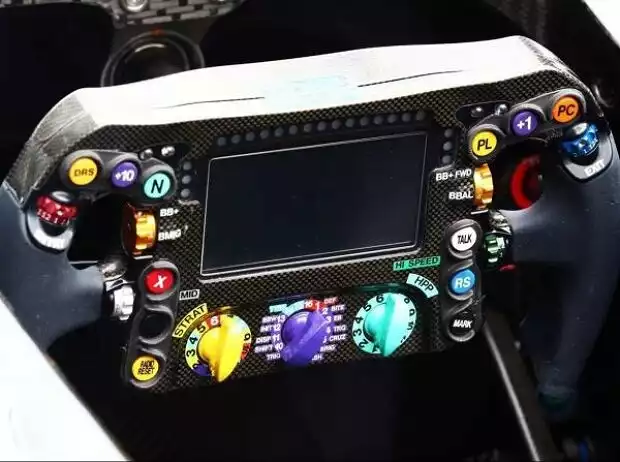 Mercedes-Lenkrad Titel-Bild zur News: Mercedes-Lenkrad