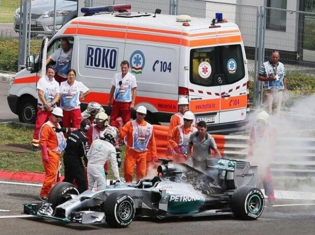 Titel-Bild zur News: Lewis Hamilton, Feuer, Brand